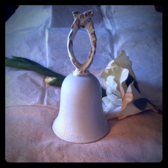 Vintage Roman RR Bisque Porcelain Christmas Bell - Picture 3 of 8